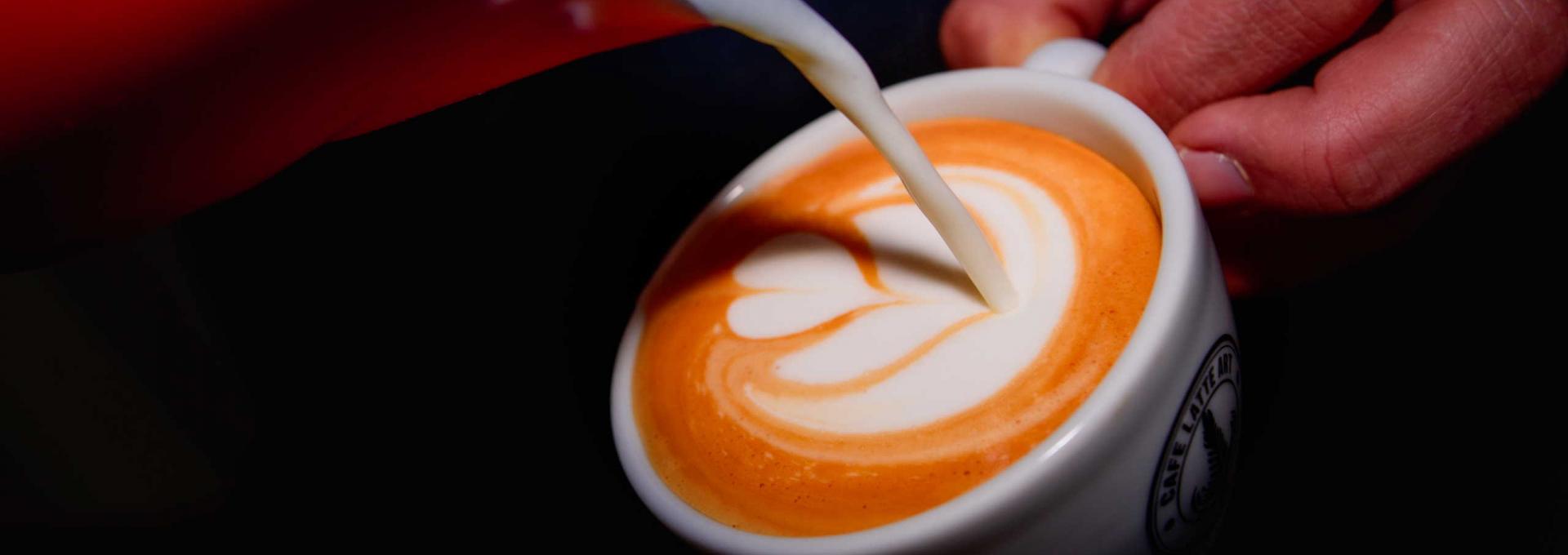 Cafelatteart Barista Kaffeeschaum-Gestaltung